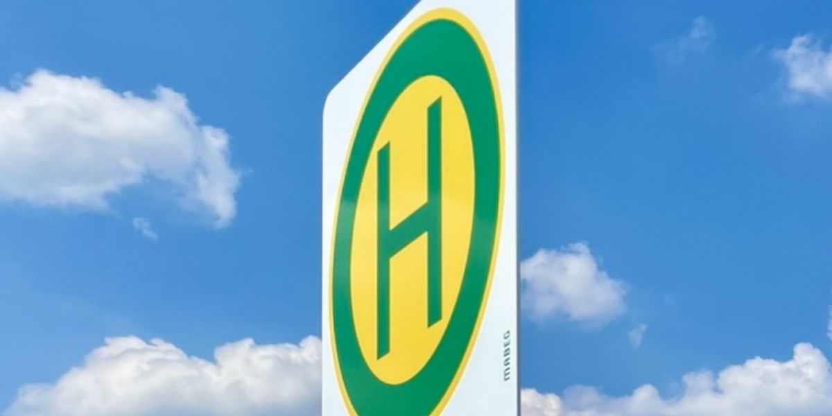 Haltestellenschild vor blauem Himmel