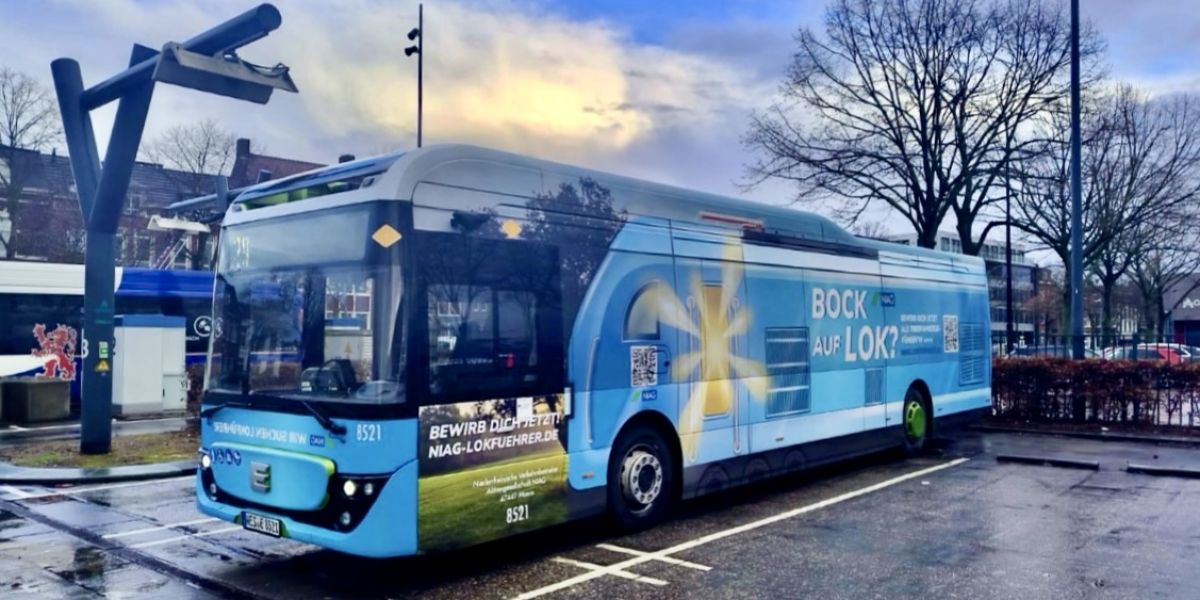 Einer von vier NIAG-Jobbussen am Bahnhof in Venlo in abendlicher Stimmung, fortografiert von Sarah Eggert. Sie gewann hiermit den ersten Platz im Fotowettbewerb „Schnapp den Jobbus“ der NIAG.