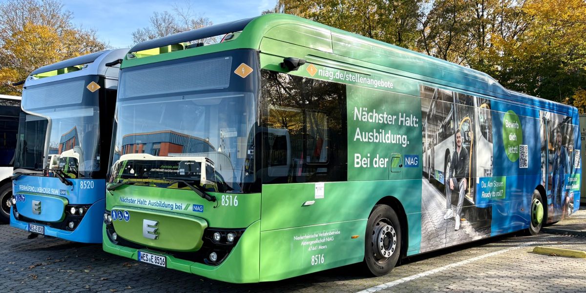 Zwei Busse der NIAG mit Sonderbeklebung, mit der auf offene Stellen und Arbeitsplätze bei der NIAG aufmerksam gemacht wird.