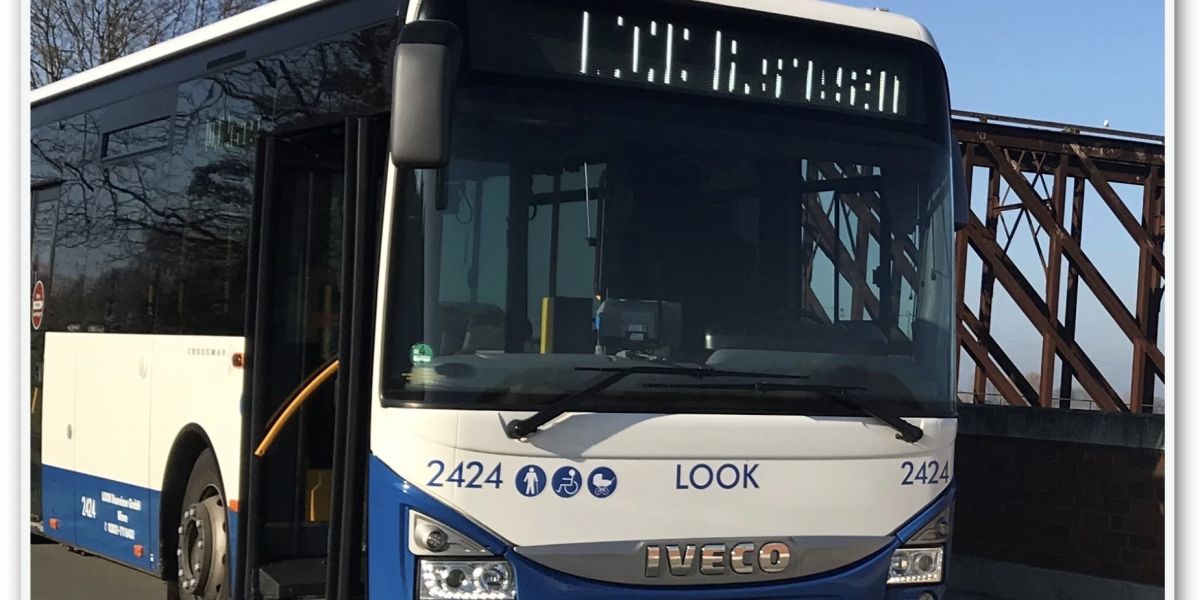 LOOK Bus an einer Haltestelle, im Hintergrund eine BrĂĽcke.