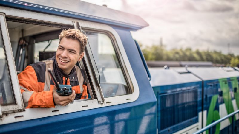 Eine NIAG-Lok, der Triebfahrzeugführer schaut aus dem Fenster des Führerhauses.