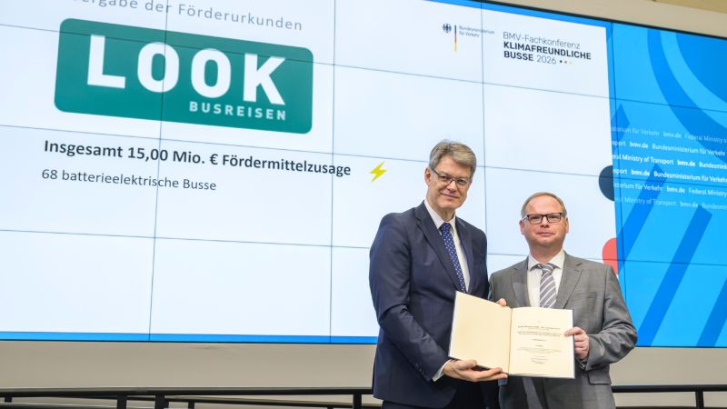 Förderzusage für 68 Elektrobusse: Bundesverkehrsminister Patrick Schnieder (l.) übergibt die Förderurkunde an LOOK-Geschäftsführer Tobias Jakubowski auf der Fachkonferenz ‚Klimafreundliche Bu