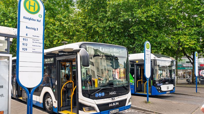 Ein NIAG-Bus an einer Haltestelle