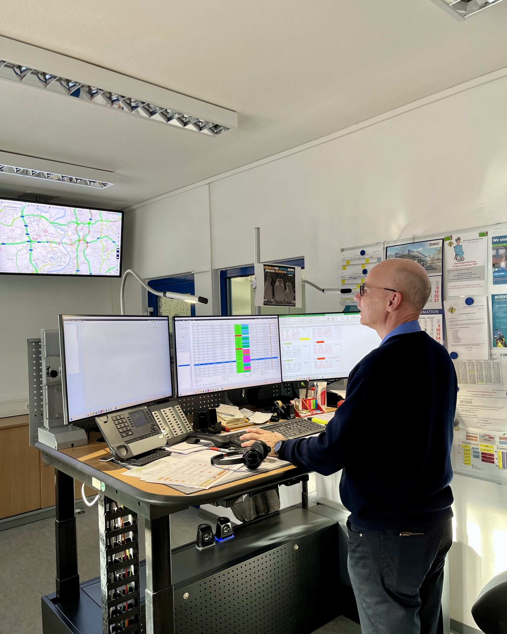 Verkehrsmeister Georg Stefanski an seinem Schreibtisch in der NIAG-Leitstelle.